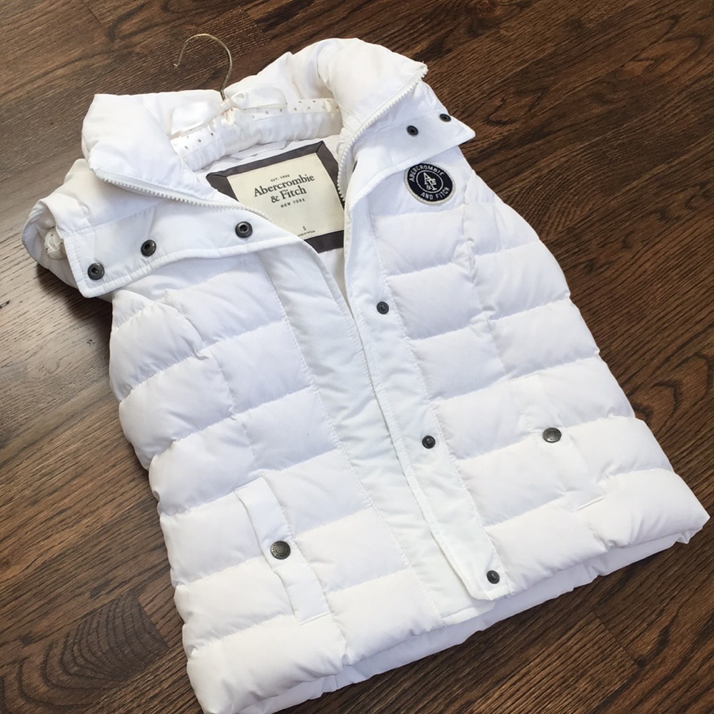 Abercrombie & Fitch white puffer vest